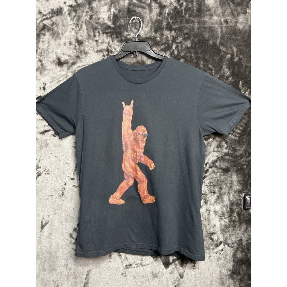 Bigfoot "Rock On" Shirt Men L Sasquatch Concert Vibes Funny Tee‎